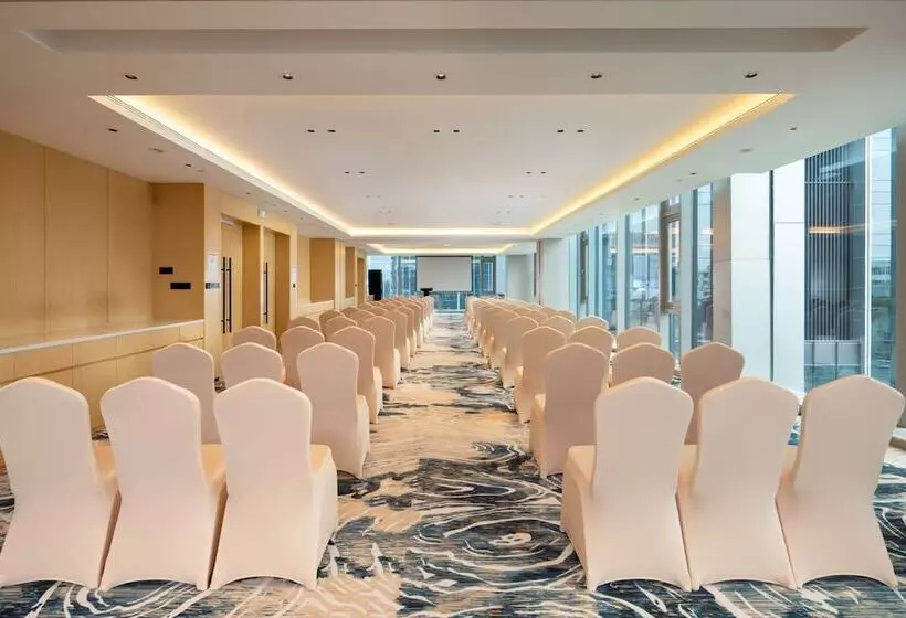 هتل Hilton Garden Inn Shenzhen Airport