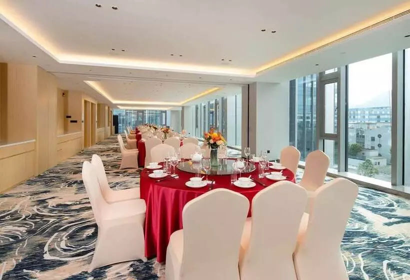 هتل Hilton Garden Inn Shenzhen Airport