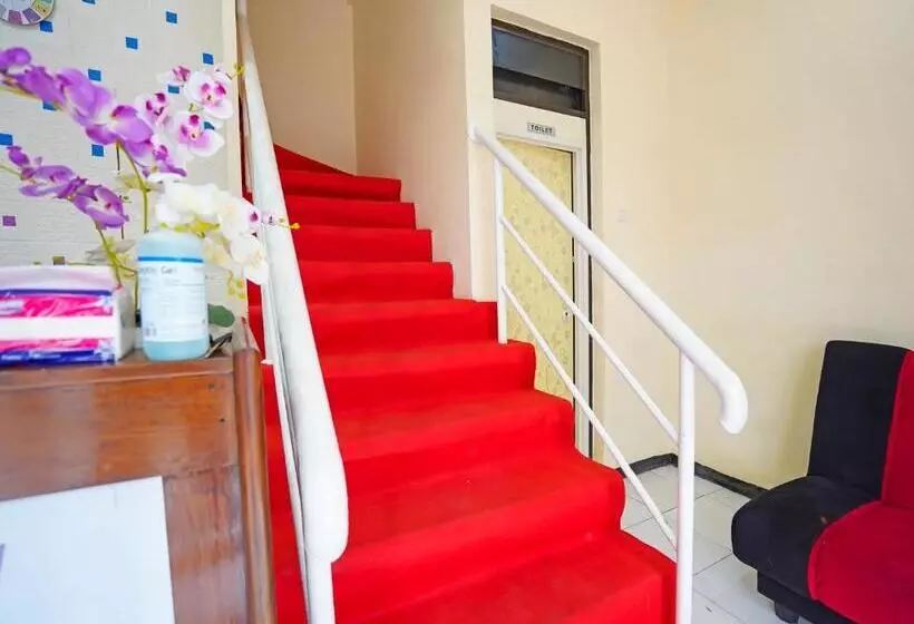 ホテル Oyo 91727 Luxury Homestay Sidoarjo