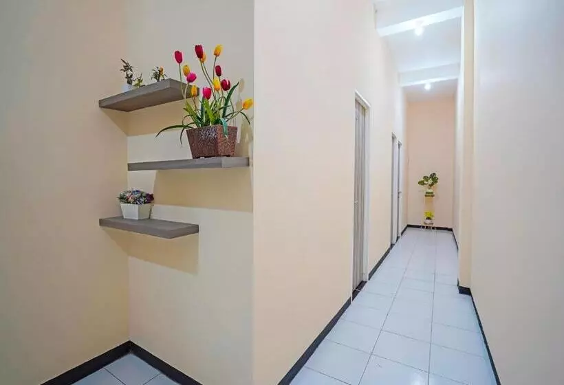 ホテル Oyo 91727 Luxury Homestay Sidoarjo