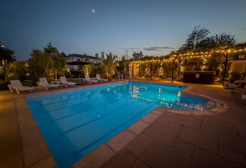 هتل Riviera Lodge