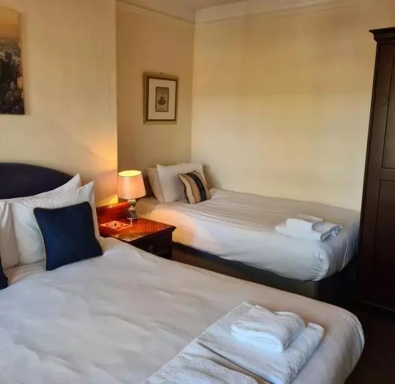 هتل The Hillmorton Manor