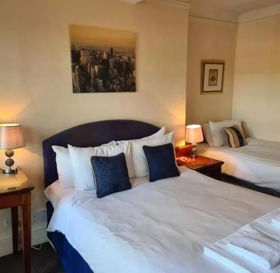 هتل The Hillmorton Manor