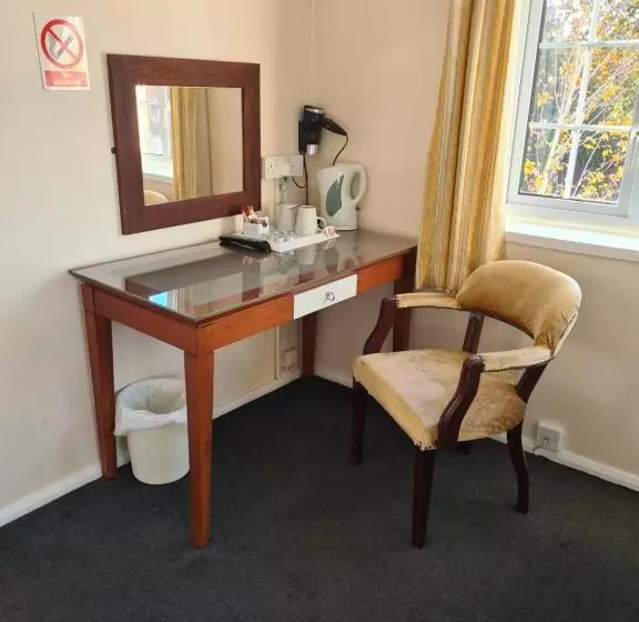 هتل The Hillmorton Manor