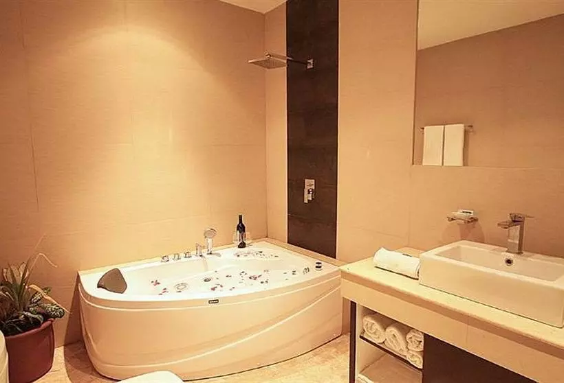 Tanawin Resort And Luxury Apartments