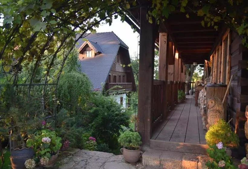 Resort Silverstone Living