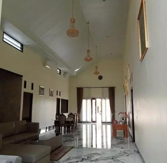 ホテル Express O 91708 Rumah Sriwijaya 12a Syariah