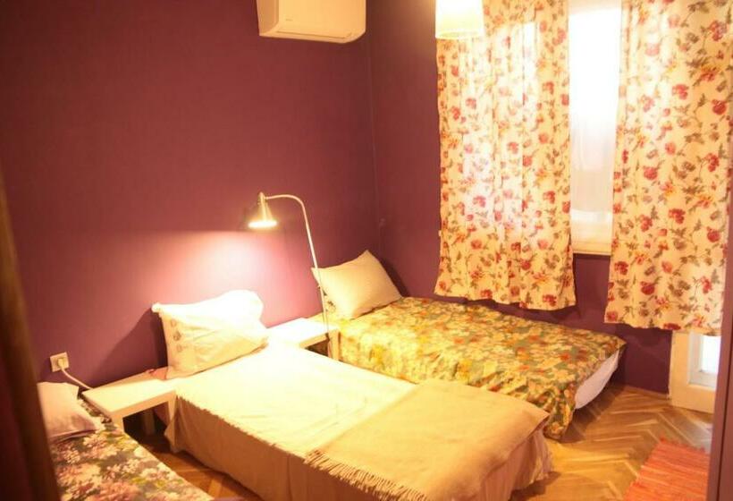 هاستل Elie S Home