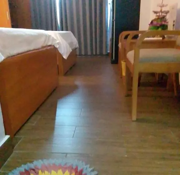 هتل 102 House