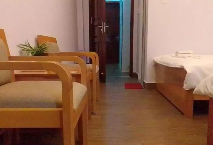 هتل 102 House