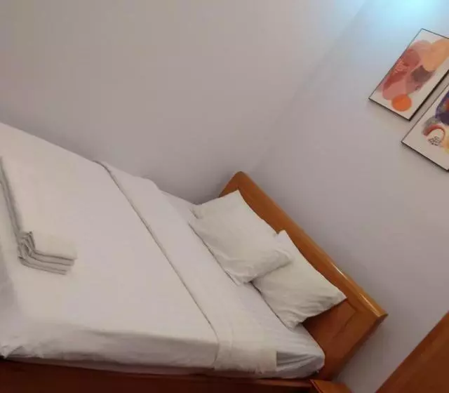 هتل 102 House