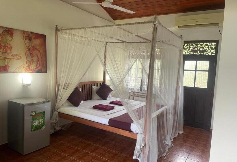 Serendipity Beach Hotel Unawatuna