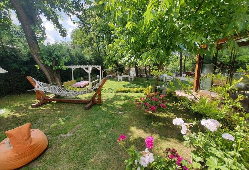 Beyazev Buti̇k Otel Maşuki̇ye