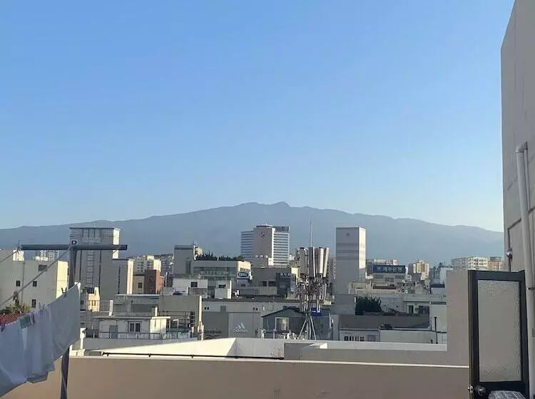 Retkeilymaja Lofy House