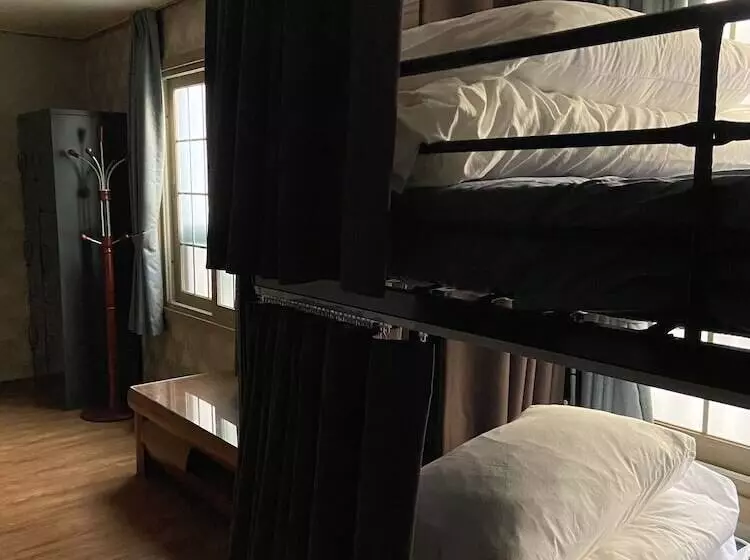 Retkeilymaja Lofy House