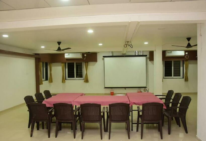 Отель Regal Panhala Residency