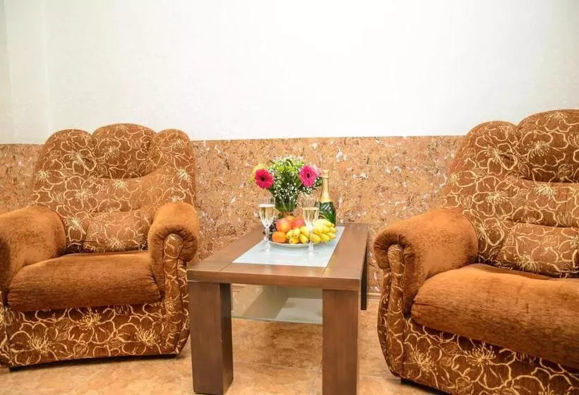 호텔 Erunin S Group, Tolstogo 77