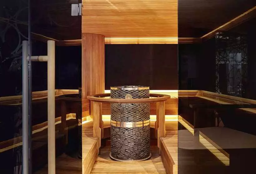 هتل Hilton Tallinn Park