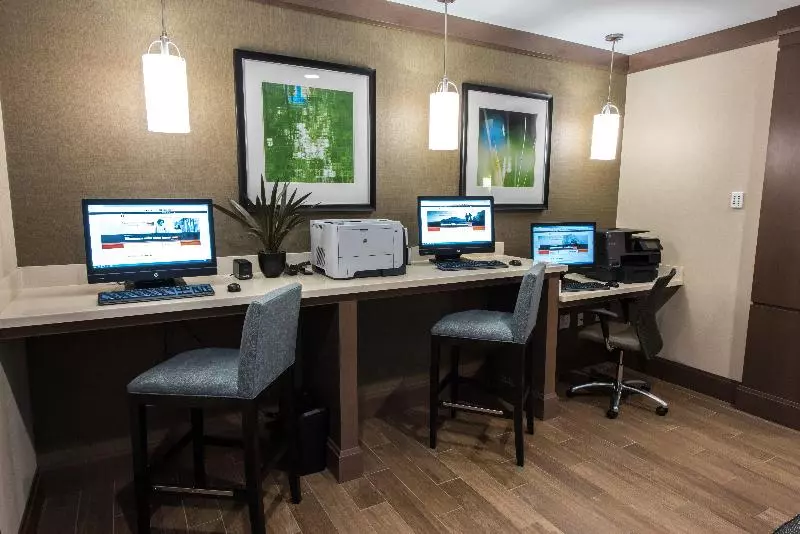 Отель Staybridge Suites Albany Wolf Rd Colonie Center, An Ihg