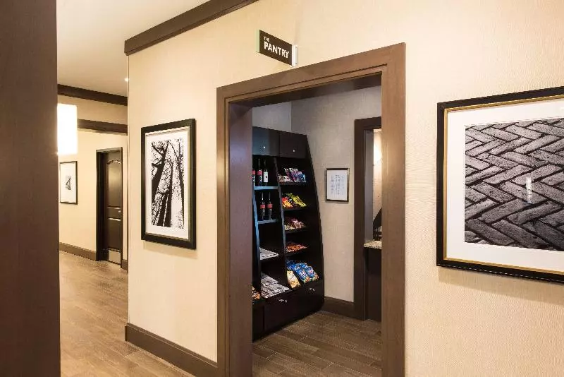 Отель Staybridge Suites Albany Wolf Rd Colonie Center, An Ihg