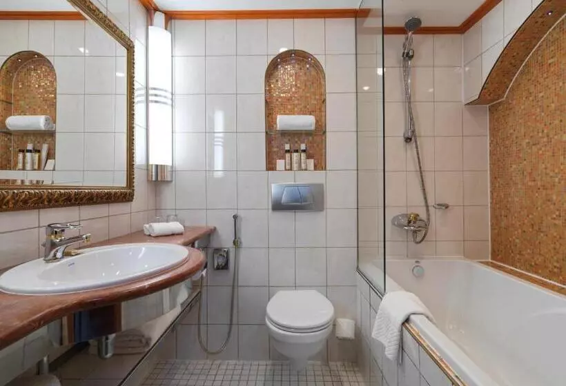 בית מלון כפרי Sunborn London Yacht