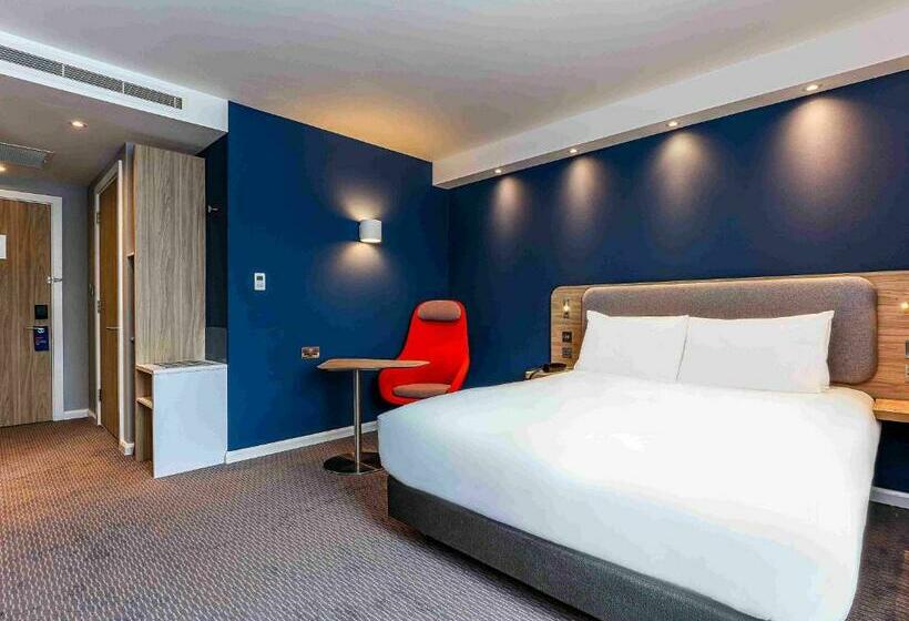 호텔 Holiday Inn Express Fleet, An Ihg