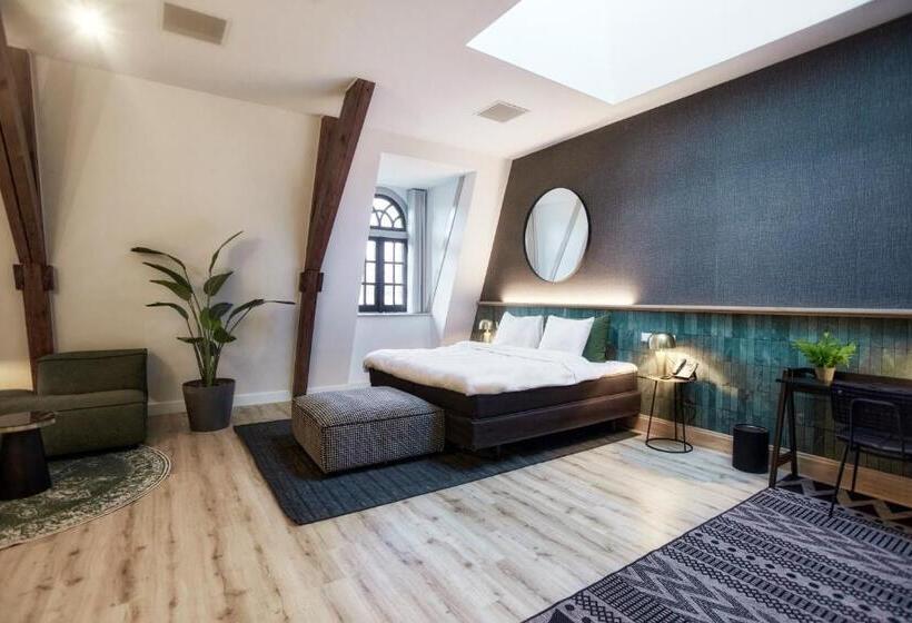 Отель Botanique Breda