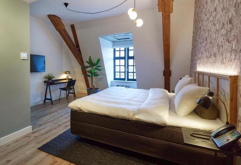 Отель Botanique Breda