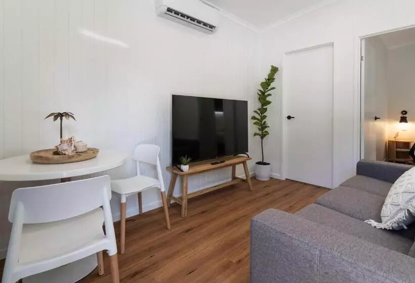 Lomakeskus Poinciana At Cooee Bay