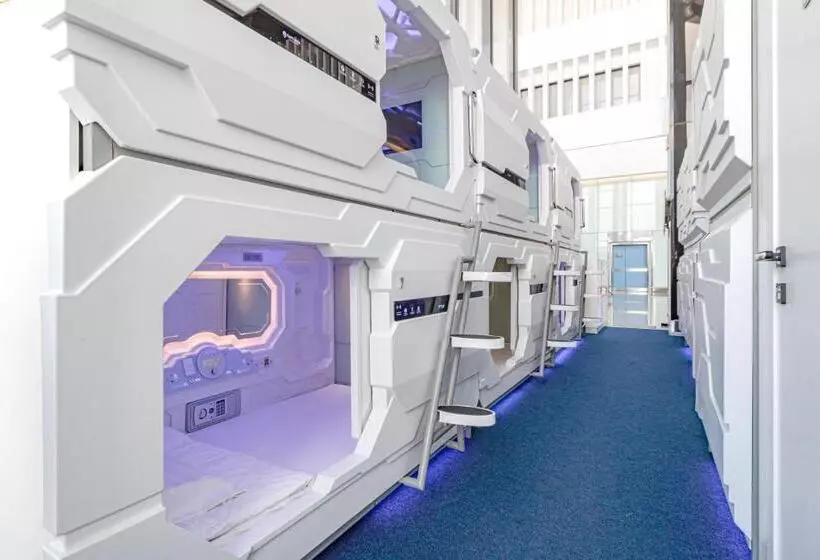 هتل کپسول Caps Lock Airport