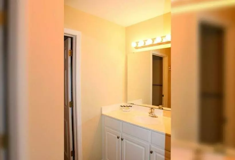 ホテル Relaxing 3 Bed 1 Bath Loft Suite Located Seconds From The Beach 225