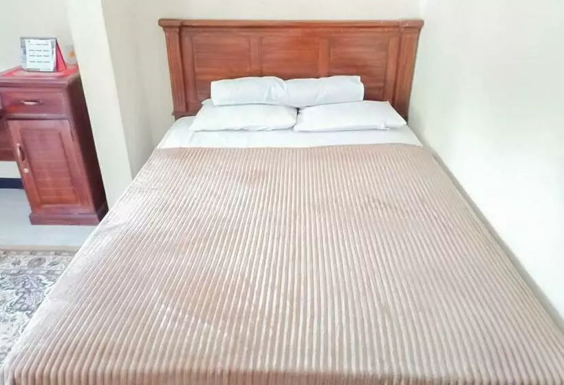 Hotelli Triyoga Homestay Syariah Redpartner