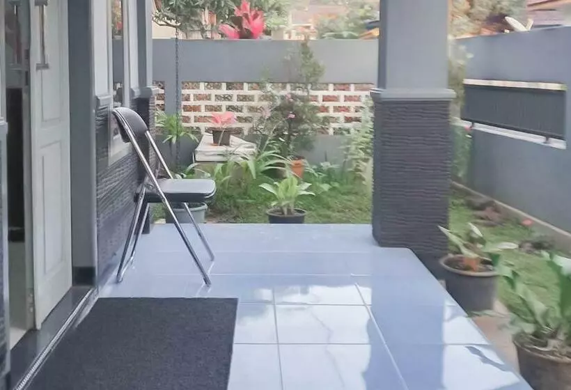 Hotelli Triyoga Homestay Syariah Redpartner