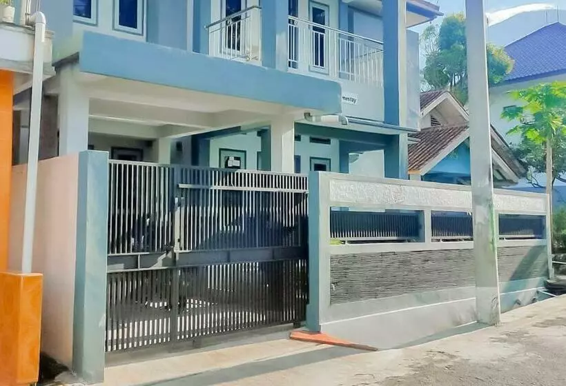 Hotelli Triyoga Homestay Syariah Redpartner