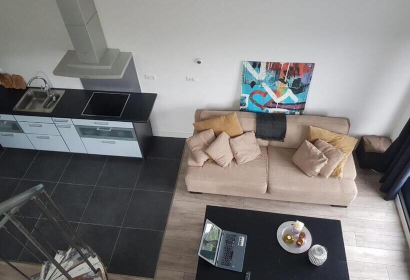 פנסיון Prins Van Poederoijen