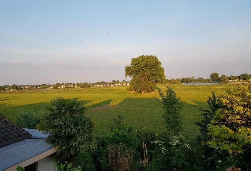 פנסיון Prins Van Poederoijen