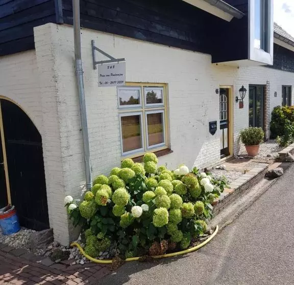 ペンション Prins Van Poederoijen