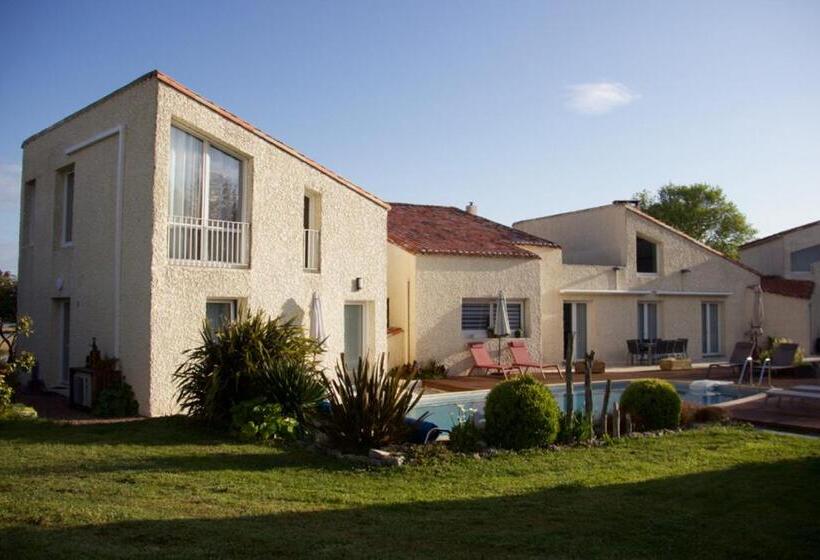 تختخواب و صبحانه La Charentine