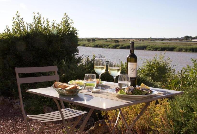 تختخواب و صبحانه La Charentine