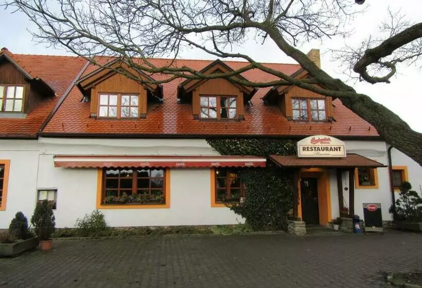 Hotelli Pension & Restaurant U Koňské Dráhy Holkov