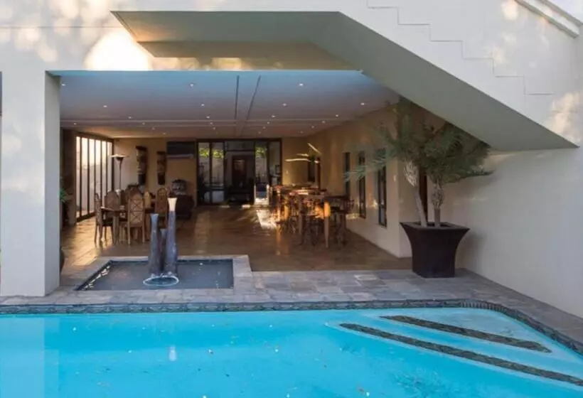 Majatalo Lazy Lizard Guesthouse