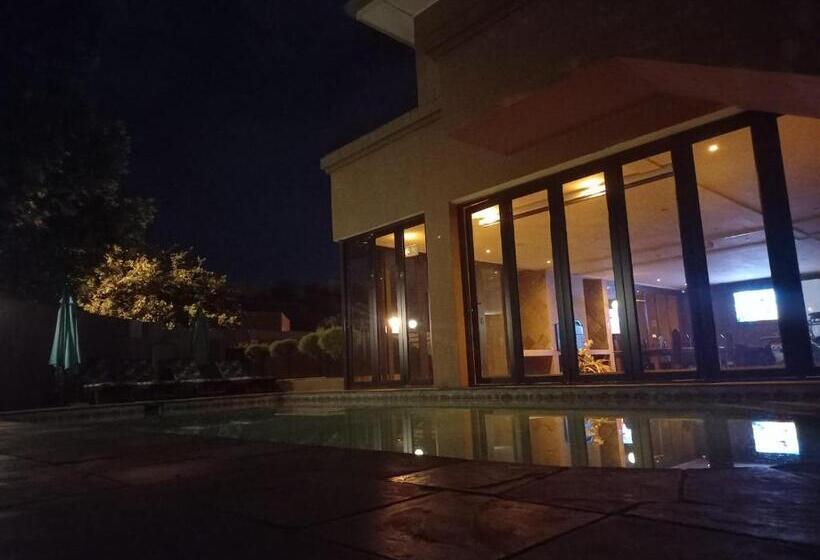 פנסיון Lazy Lizard Guesthouse