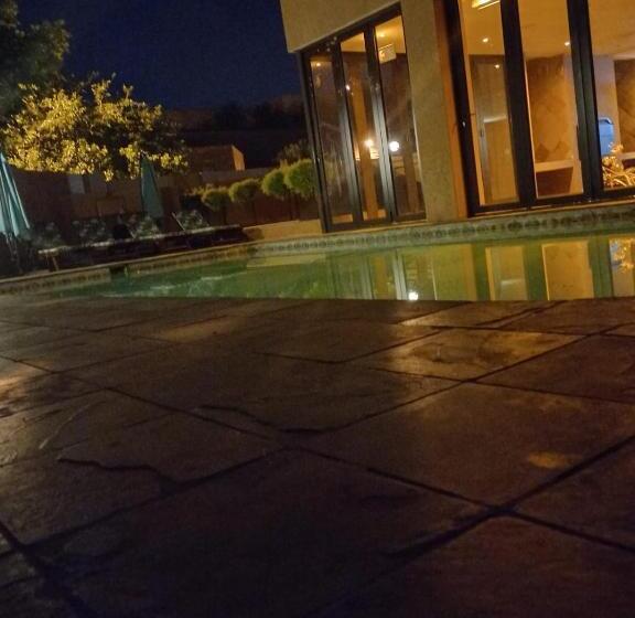 פנסיון Lazy Lizard Guesthouse