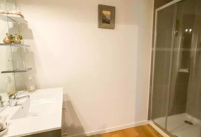 Majatalo Ombre Bleue Du Figuier, Ailhon