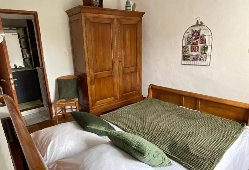 Majatalo Ombre Bleue Du Figuier, Ailhon