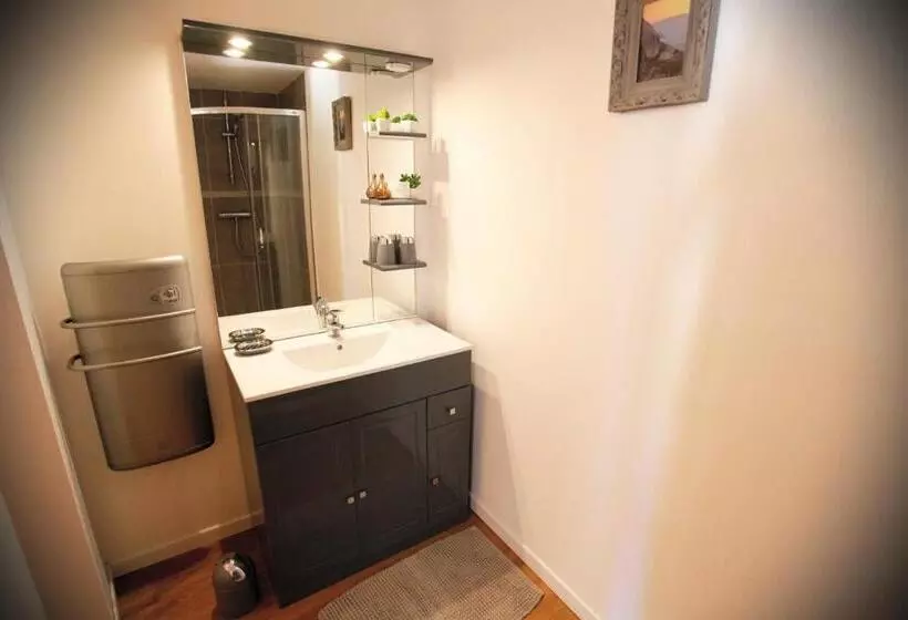 Majatalo Ombre Bleue Du Figuier, Ailhon