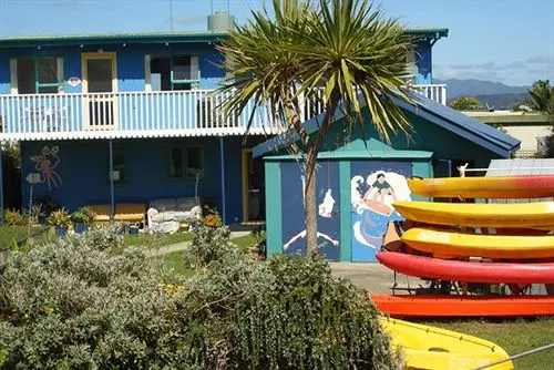 旅馆 On the Beach Backpackers Lodge