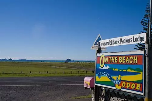 旅馆 On the Beach Backpackers Lodge