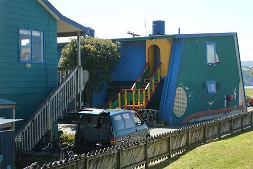 Общежитие On the Beach Backpackers Lodge