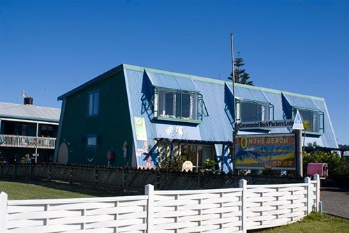 Общежитие On the Beach Backpackers Lodge